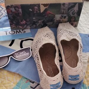NIB TOMS Women's Cream Crochet Shoes